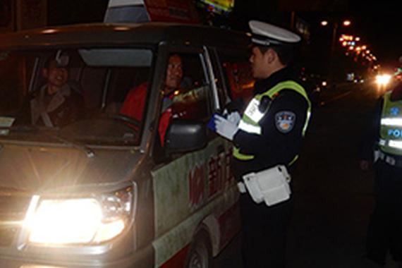 江苏男子醉驾被查 加速逃跑拖交警20多米