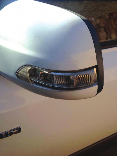 男子挥刀砍砸十余辆车 清醒后全然不知