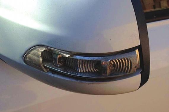 男子挥刀砍砸十余辆车 清醒后全然不知