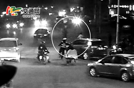 惊魂9秒,合肥一逆行别克拖带协警20多米