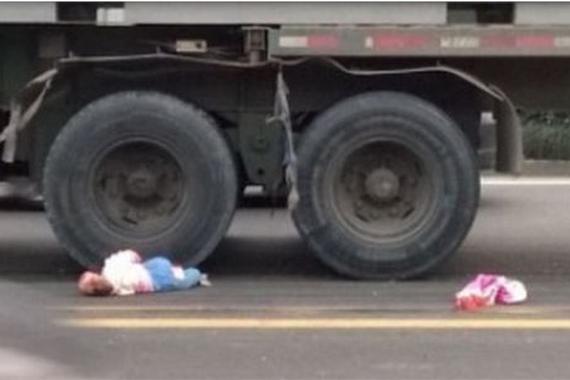 父亲开车不注意，1岁男童钻进车底被碾死