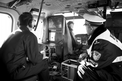 警用直升机锁定违占公交道汽车 仅需5秒