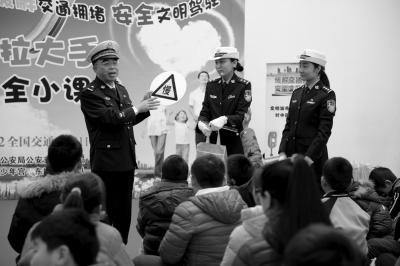 警用直升机锁定违占公交道汽车 仅需5秒