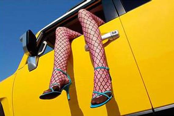 男子专抢车内男女 因曾目睹妻子与人车震