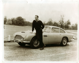 1964年,由肖恩·康纳利扮演的詹姆斯·邦德在007系列电影《金手指》中驾驶一辆银色DB5