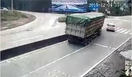 载9人商务车瞬间被压成“铁饼”