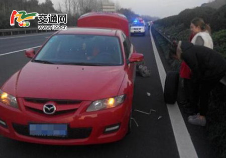 高速路上换胎、睡觉、玩自拍