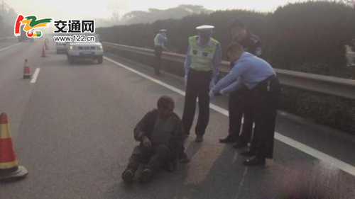 高速路上换胎、睡觉、玩自拍