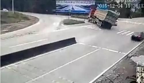 载9人商务车瞬间被压成“铁饼”