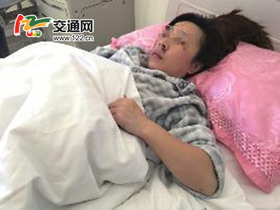 女司机因停车纠纷遭公职人员暴打