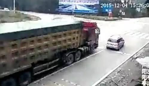 载9人商务车瞬间被压成“铁饼”