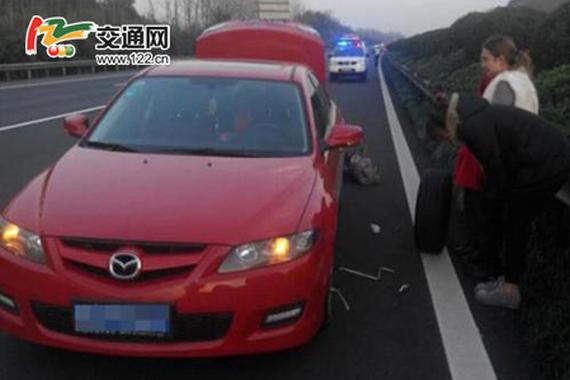 高速路上换胎、睡觉、玩自拍