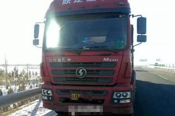 高速路跑丢一轮胎 司机开出百里才发现