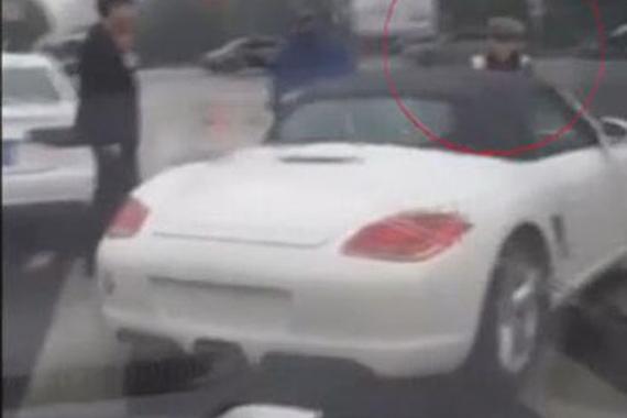 无牌保时捷顶交警逃逸百米被警民齐力截停