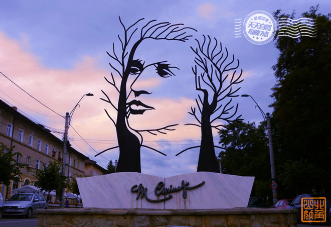 今年年网络上非常流行的创意雕塑，罗马尼亚城市onesti，罗马尼亚著名作家Mihai Eminescu的雕像
