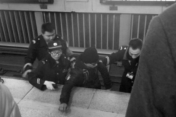 雍和宫站男子进入地铁轨道无大碍