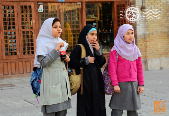 伊朗的女孩，是说从9岁以后就要戴头巾的了