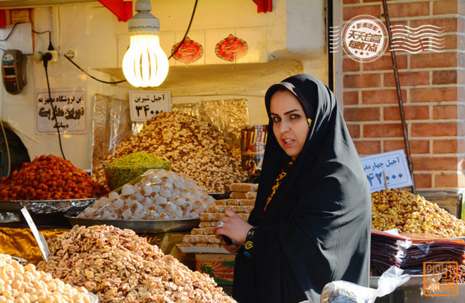 巴扎里，买干果的伊朗美女