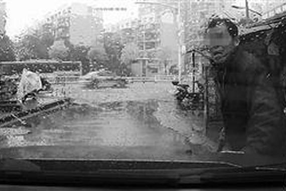 男子隔空碰瓷，称“你有钱就拿钱砸死我”