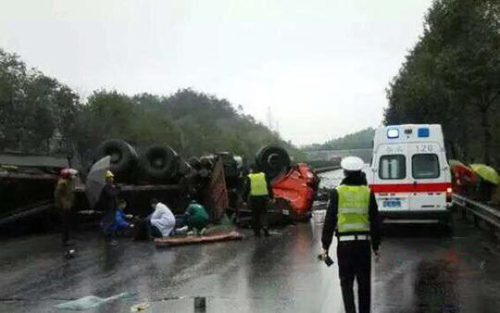 四川高速接连发生2起交通事故 致8死29伤