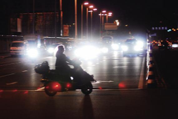 远光灯可使司机致盲2秒左右，如闭眼开车