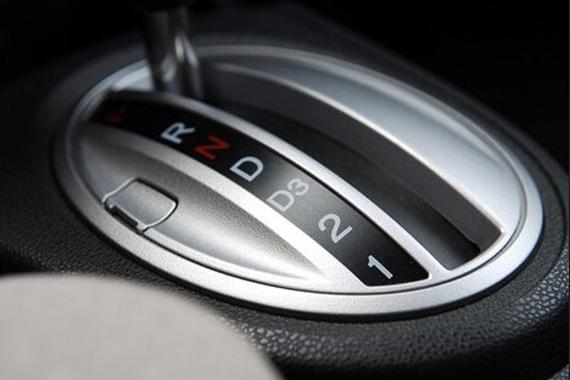 自动挡的车 红灯停车应该挂D挡还是N挡？