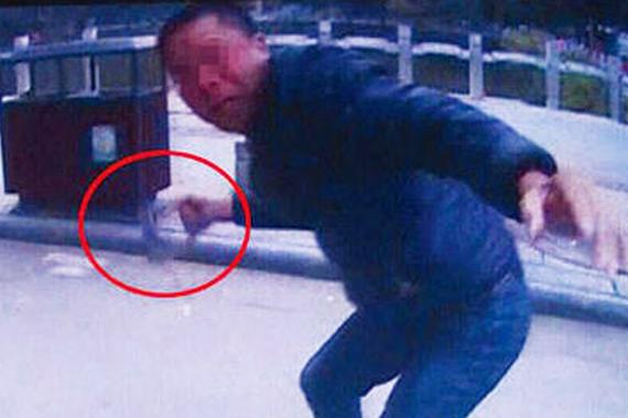 男子闯红灯被拦，持铁锁猛砸协警头部