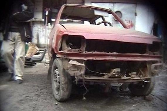 4岁娃欲翻入报废车玩耍，被车窗卡住身亡