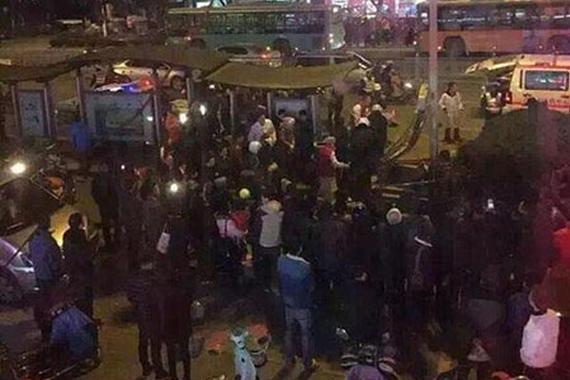 商务车撞上公交站台致4死4伤，司机逃逸