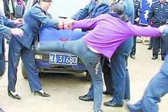 交警遭“女司机”暴力抗法被拖近千米