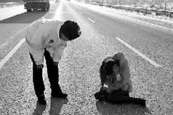 夫妻开车吵架 妻子跳下车坐高速中间大哭