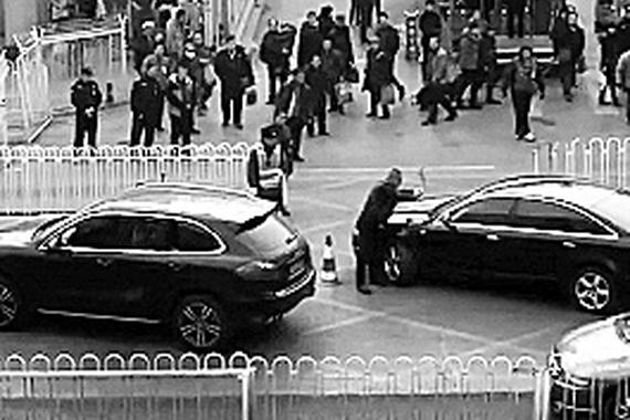 北京保时捷车主当街持铁棍怒砸奥迪