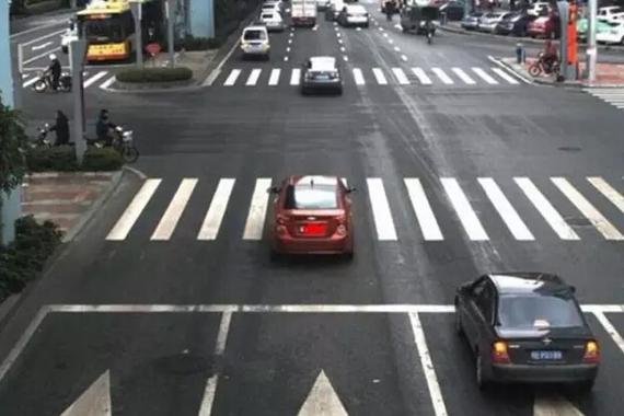 闯红灯竟然没事？这到底怎么做到的？