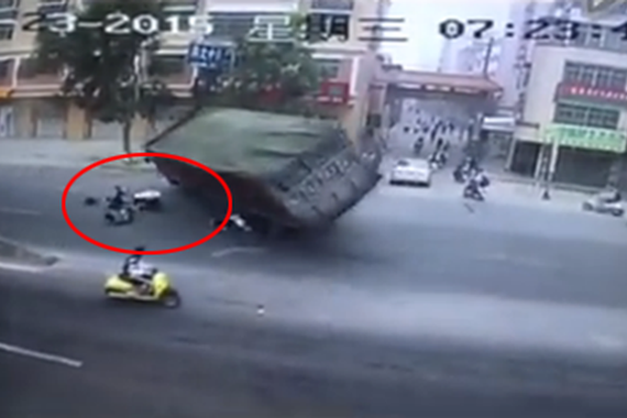 广东拉煤车侧翻 女孩在车倒下瞬间跑出