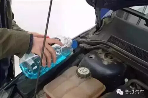 汽车冷知识:玻璃水为什么是蓝色?