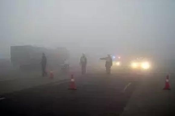 雾霾天这样行车更安全