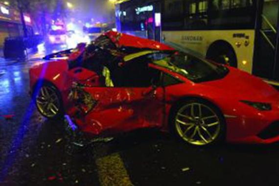 兰博基尼撞上环卫车 副驾美女不治身亡