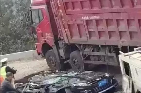 遇到大货车，记住这5条能保命！