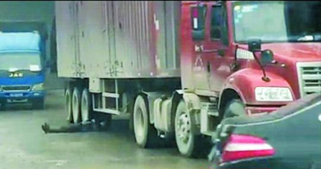 男子冲到货车前躺倒 称想自杀不是碰瓷