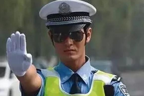 开车忘带驾照，属于无证驾驶吗？