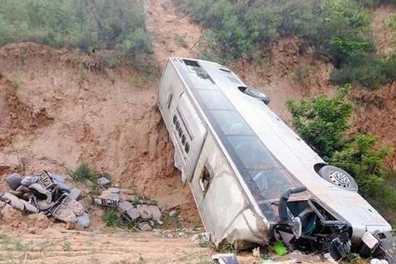 客车坠崖致35人死亡续:3名运管人员被判刑