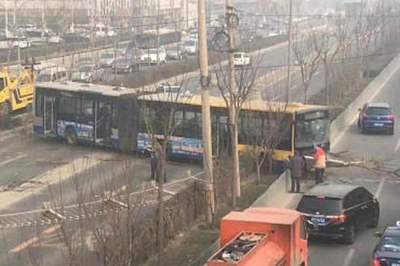 北京一公交车撞倒隔离护栏 横截朝阳路