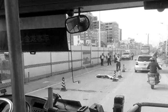 大货车小学旁碾轧九岁男童 司机逃逸