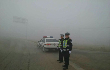 身边的交警:2016年他们依然在路上