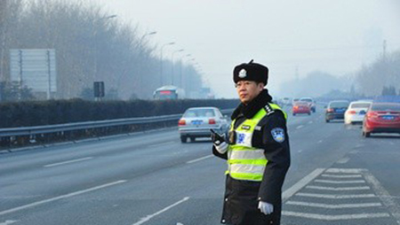 身边的交警:2016年他们依然在路上