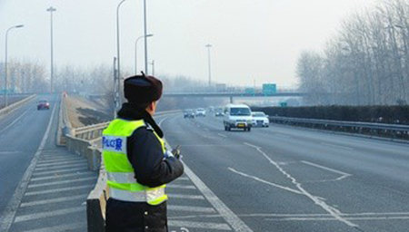 身边的交警:2016年他们依然在路上