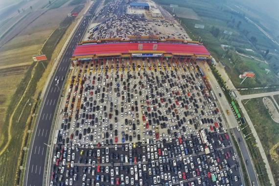 今日8至15时车流高峰出行避开医院学校路段