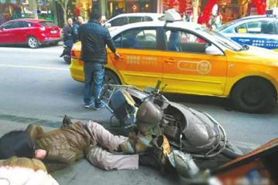 女子突然开车门 电动车被“吓”进垃圾桶