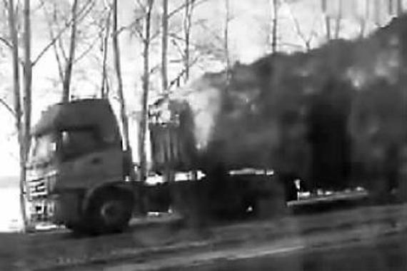 货车行驶中起火 司机为控制火势逆风疾驰