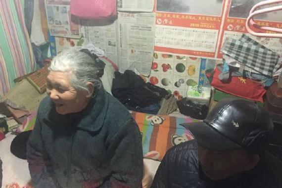 不比“老炮儿”差 大爷划轿车借钱赔偿